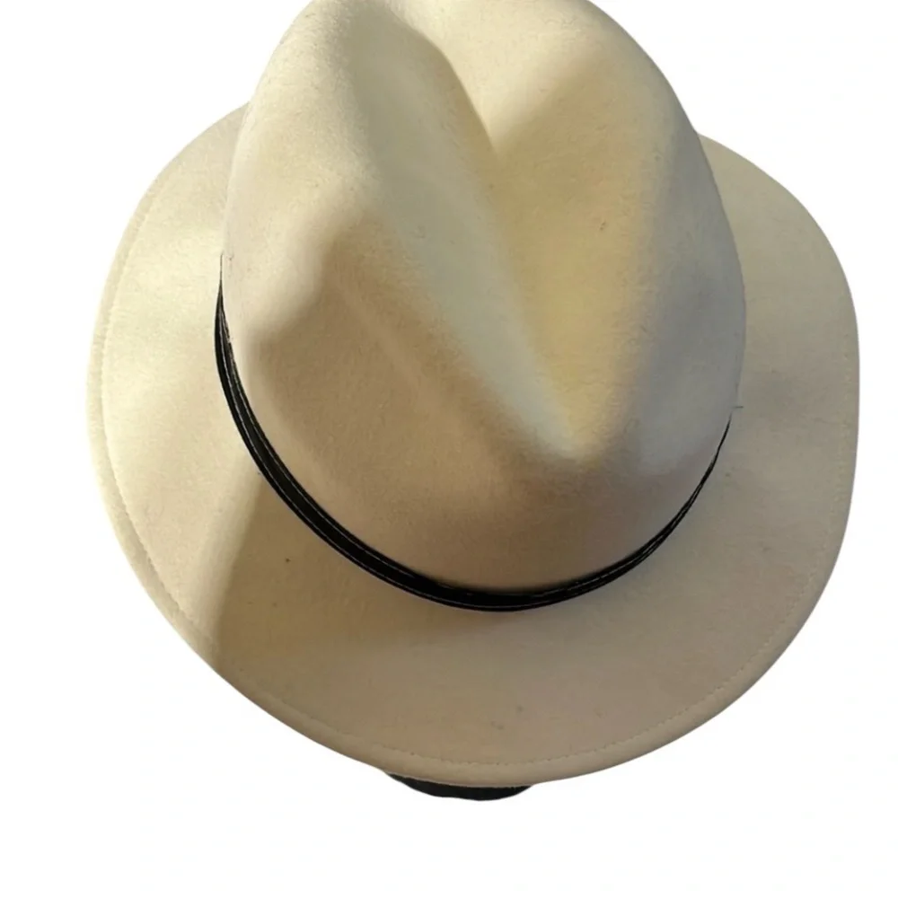 COUNTER-FIT ivory felt fedora with very dark navy or black ribbon one size